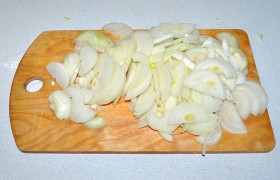 Все луковицы шинкуем тонкими полукольцами.