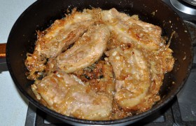 Когда грудинка готова (то есть прокалывается вилкой или зубочисткой без усилия), жидкости практически не осталось, а лук карамелизовался до почти коричневого цвета – закрываем сковороду крышкой, выключаем огонь. Оставляем на 10 минут.  