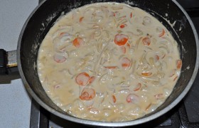 Прибавив огня, добавляем в сковороду сметану, майонез, соевый соус и даем закипеть.