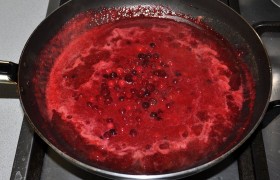 Пробуем на вкус. Добавляем оставшиеся ягоды, перемешиваем и выключаем конфорку. Нарезаем мясо порциями, выкладываем на блюдо и поливаем соусом. Хотя можно подать его и отдельно.