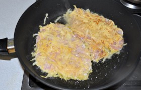 Кладем на сильно разогретую сковороду с уже перекаленным растительным маслом. Снизив огонь до средне-сильного, обжариваем на каждой стороне до образования румяной корочки. В зависимости от толщины филе и температуры огня это занимает от 2-3 до 5-6 минут на каждой стороне. Но передерживать не стоит.