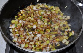 Еще через минуту вливаем соевый соус, рисовый уксус, бульон или воду. Посыпаем сахаром. Даем тихо покипеть 2 минуты.