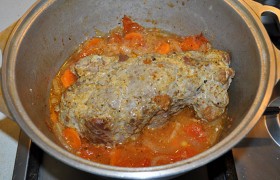 Мясо почти готово, и теперь мы убираем крышку и поднимаем латку выше, чтобы мясо взялось корочкой. А через 20-30 минут вынимаем латку, снова накрываем крышкой и оставляем для отдыха на 10-15 минут. Вот теперь перемещаем его на блюдо, снимаем перевязку и нарезаем ломтиками – сочными и вкусными даже на вид. А овощи превратились в замечательно ароматный вкусный соус.