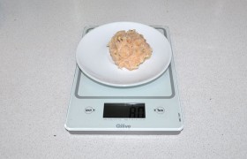 Делим фарш на части, если нужна точность – используем весы.