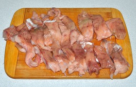 Промываем рыбу, отделяем оба филе, мякоть нарезаем кусками для измельчения в мясорубке.