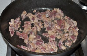 Как обычно для быстрой жарки – наливаем масло и даем ему перекалиться , выкладываем печень, непрерывно помешивая и переворачивая кусочки, жарим (примерно 1,5-2 минутки) ровно до того момента, когда печень становится светлой. Выкладываем ее в тарелку вместе с образовавшимся соком.