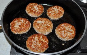 Перед началом жарки оставляем сковороду с маслом на 4-5 минут на сильном огне – для перекаливания масла . Кладем биточки, обжариваем одну-вторую стороны не больше, чем по минуте, только до образования корочки.