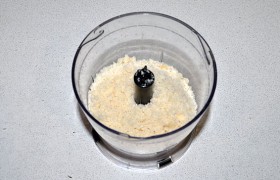 Белый батон измельчаем в блендере или натираем на терке.