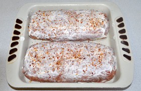 Мягко перекатываем рулеты с пленки (швом вниз) в форму, слегка промазанную маслом. Смазываем рулеты майонезом (можно – сметаной), запекаем 35-40 минут на среднем уровне духовки при 200°. Вынимаем, накрываем крышкой или фольгой и оставляем рулеты дойти на 10-12 минут.