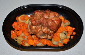 До готовности мясо будет запекаться 2-2,5 часа. Вынимаем 1-2 раза, только чтобы смазать остатком маринада, а ближе к концу – фольгу совсем снимаем.