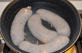 А те, что собираемся есть сразу же – кладем в холодную воду. Дождавшись закипания, варим 1-2 минуты. Затем вынимаем, обсушиваем бумажным полотенцем (если не желаем, чтобы масло на сковороде начало «стрелять»).