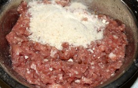 Добавляем также яйцо и панировочные сухари. Как следует перемешиваем и отбиваем 15-20 раз.