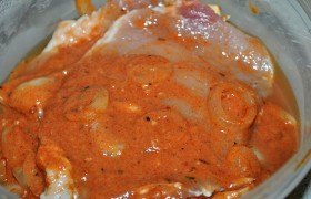 Обваливаем мясо в маринаде, складываем в контейнер, закрываем и на полсуток-сутки ставим на полку холодильника.