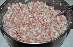 Колбаски не должны быть постными, потому мы используем окорок и жирную грудинку, либо просто добавляем сало. На мясорубке с крупной решеткой рубим нарезанное мясо вместе с луком. Сыплем приправы, для сочности подливаем молоко и хорошо вымешиваем фарш, затем отбиваем .