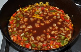 Вливаем в сковороду с соусом, даем прокипеть 2 минутки.