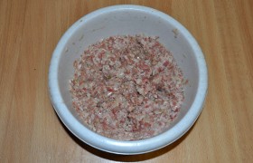 Рис добавляем в фарш, в него же – соль, перец, мелко рубленую луковицу, приправы на свой вкус (для мяса, или ложку Прованских трав , или хмели-сунели ). Подмешиваем и несколько ложек воды – для сочности начинки.