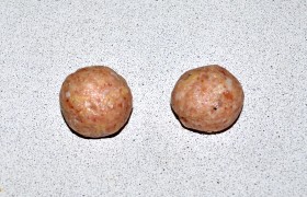 Сворачиваем, крутим между ладонями, чтобы шов не был даже заметен, а фрикадельки обрели круглую форму.