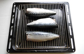 Пока духовка нагревается до 200°, ставим на противень решетку (либо помещаем рыбу на большую решетку, а противень – на дно духовки). Тушки скумбрии протираем полотенцами от жидкости, смазываем растительным маслом, кладем на решетку. Ставим чуть выше середины духовки – и через 20, максимум 25 минут рыба готова.