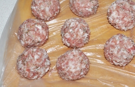 Когда фарш стал гуще и плотнее, лепим тефтели по 40-45 г, ладони при этом смазываем маслом или водой. Раскладываем шарики на пленке (чтобы не прилипали) и убираем в холодильник.