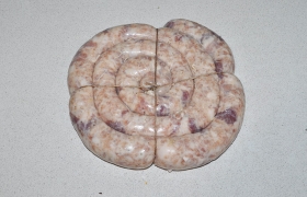 Аккуратно складываем колбасу в круг (улиткой). Чтобы сохранить форму, делаем перевязку шпагатом (нитью).