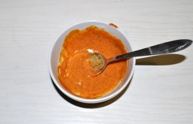 Рульку самым старательным образом обсушиваем. Смешиваем ингредиенты обмазки.