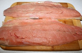 Замороженное филе размораживается 2 часа. Точно так же (сама собой, а не в микроволновке) размораживается и целая рыбина, от которой отделяем два филе и кожу, проверяем, не осталось ли косточек. Обмазываем соевым соусом, нарезаем.