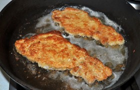 Несколько минут ждем, пока перекаливается на сильном огне масло, и, не меняя огня, жарим отбивные, каждую сторону - по минуте, максимум – 70 секунд, иначе они станут твердыми. Солим готовые отбивные. Складываем на блюдо, укрываем фольгой на 10 минут – и подаем.