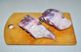 Рульку (или, как у нас, крупные куски рульки) хорошо промываем и непременно обсушиваем мясо – нам его еще жарить, а для этого оно должно быть как можно лучше обсушено.