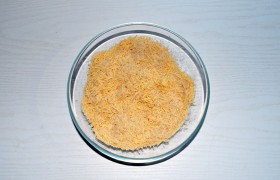 Сыр натираем на мелкой терке и смешиваем с панировочными сухарями, перцем и солью.