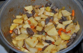 Теперь можем спокойно начистить картошку, нарезать и добавить в казан. Подливаем еще немного воды, посыпаем солью, перцем, готовой приправой для мяса или фарша, кладем лавровый листик. При желании – добавляем мелко нарезанный огурец. Тушим до готовности картофеля.