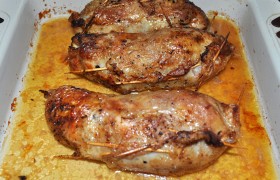 Вынув форму, плотно накрываем фольгой, даем отдохнуть и дойти окорочкам 10-12 минут. Вынимаем зубочистки, нарезаем и подаем. Для гарнира хорош кус-кус , или отварной рис с чесноком и розмарином , или просто отварной рис.