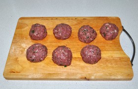 Делим на порции по 65-70 г. Скатываем шарики.