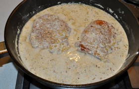 Вливаем сметану, смешанную со сливками, посыпаем травами (это может быть и приправа к мясу, хмели-сунели ), солим, перчим. Кладем в соус отбивные. Тушим 10-15 минут под крышкой, огонь - слабый, чтобы не свернулись сливки. Если жарка была не слишком удачной – тушим дольше, до мягкости. Выключив огонь, даем постоять 10-12 минут.