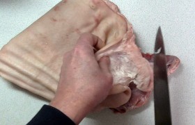 Если мы купили кусок с кожей – срезаем ее, как и имеющиеся пленки. Вымоем свинину и очень хорошо обсушим.