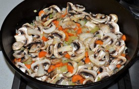 Добавляем нарезанные ломтиками вдоль шампиньоны, тушим 4-5 минут. 