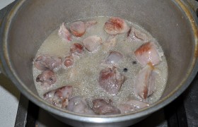 Заливаем не до верха бульоном, накрываем крышкой и после закипания оставляем на 1,5-2 часа тушиться на слабом огне – скорее, томиться – до полной мягкости мяса рульки. Примерно через час добавляем соли и перец.