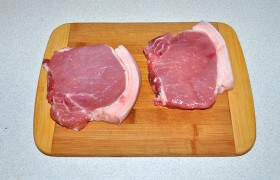 Вот такие стейки весом более 200 г каждый и толщиной около 3 см мы купили в мясном отделе. Но их можно нарезать самим из свиной корейки без кости или карбонада. Конечно, промываем их и насухо промокаем бумажными салфетками, полотенцами.