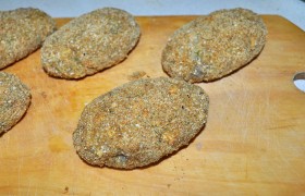 Выкладывая на разделочную доску. Если фарш оказался жидковат - отправляем котлеты в морозилку на 20 минут.