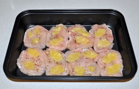 Банку ананасов открываем, нарезаем кусочками, на каждую отбивную выкладываем понемногу ананаса.