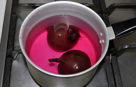 Свеклу варим отдельно в воде с уксусом, чтобы не теряла цвет.