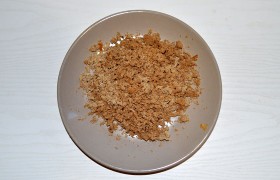 Хлеб превращаем в крошки с помощью терки или блендера. Около трети крошек откладываем – понадобятся для соуса.