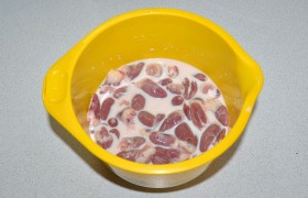 Заливаем молоком на час или хотя бы на 20 минут. Это сделает сердечки сочнее, вкуснее и мягче.