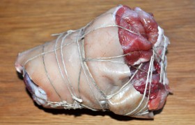 Рульку тщательно очищаем и промываем, обвязываем шпагатом или крепкими нитками, чтобы сохранила форму. Еще вариант – плотно завернуть в кусок марли и заколоть деревянными зубочистками или зашить.