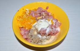 Куриное мясо срезаем и нарезаем его кубиками в 12-15 мм. Так же нарезаем свинину. Добавляем майонез, очищенный и порубленный мелким кубиком апельсин, соль, смесь перцев из мельнички, Прованские или другие травы, чеснок. И всю эту начинку хорошо вымешиваем.