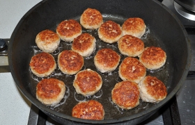 В это же время на толстодонной сковороде масло  раскаляется  (4-5 минут) на огне больше среднего. Раскладываем тефтели, обжариваем до корочек. Переворачиваем и еще минуты 3-5 дожариваем на слабом огне. Подаем с гарниром и соусом.