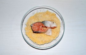  Обваливаем стейки в этой панировке.