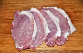 Свиную корейку мы разрезаем на ломти толщиной 15 мм,  отбиваем  до 9-10 мм, используя для этого пищевой пакет. Срезаем, если требуется, лишний жир. Натираем солью, перцем, для дополнительного аромата и вкуса посыпаем готовой приправой к фаршу или мясу (или  Прованскими ,  Итальянскими  травами). 