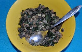 Выложив их в миску, смешиваем с нарезанным шпинатом (его можно заменить стручковой фасолью, порубив ее и обжарив с грибами), мелко тертым сыром, солью, перцем и горчицей.