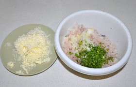 Пропускаем мякоть рыбы вместе с луком через мясорубку с крупной решеткой (блендер). Добавляем в миску с фаршем соль, перец, мелко натертое сливочное масло, рубленую петрушку.