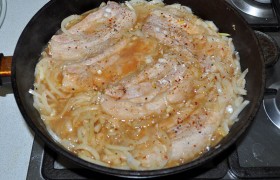 Компоненты соуса соединяем и тщательно перемешиваем. Заливаем мясо, лук перемешиваем, мясные ломтики чуть перчим, переворачиваем. Немного прибавляем огонь и еще минимум 20 минут держим на огне (без крышки), время от времени перемешивая лук и переворачивая грудинку.